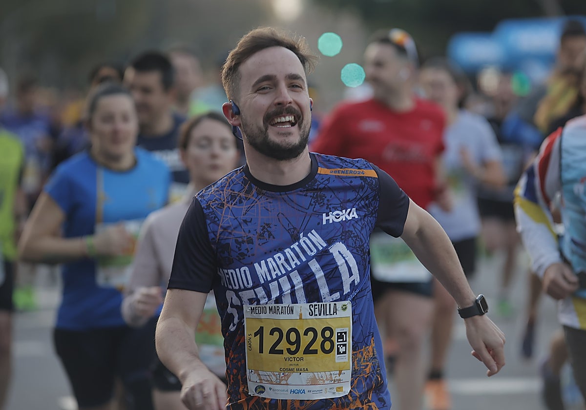 Un corredor en la Medio Maratón de Sevilla 2024
