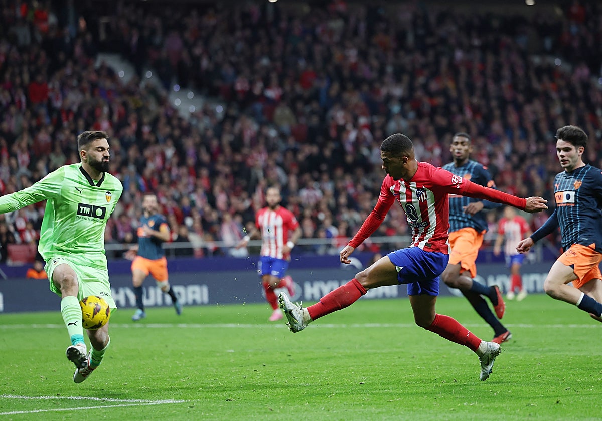 Samuel Lino bate por bajo a Mamardashvili