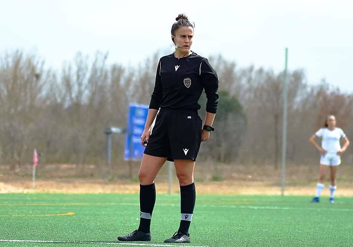 Ely Calvo, ex jugadora de fútbol, árbitra de un partido de la Liga F