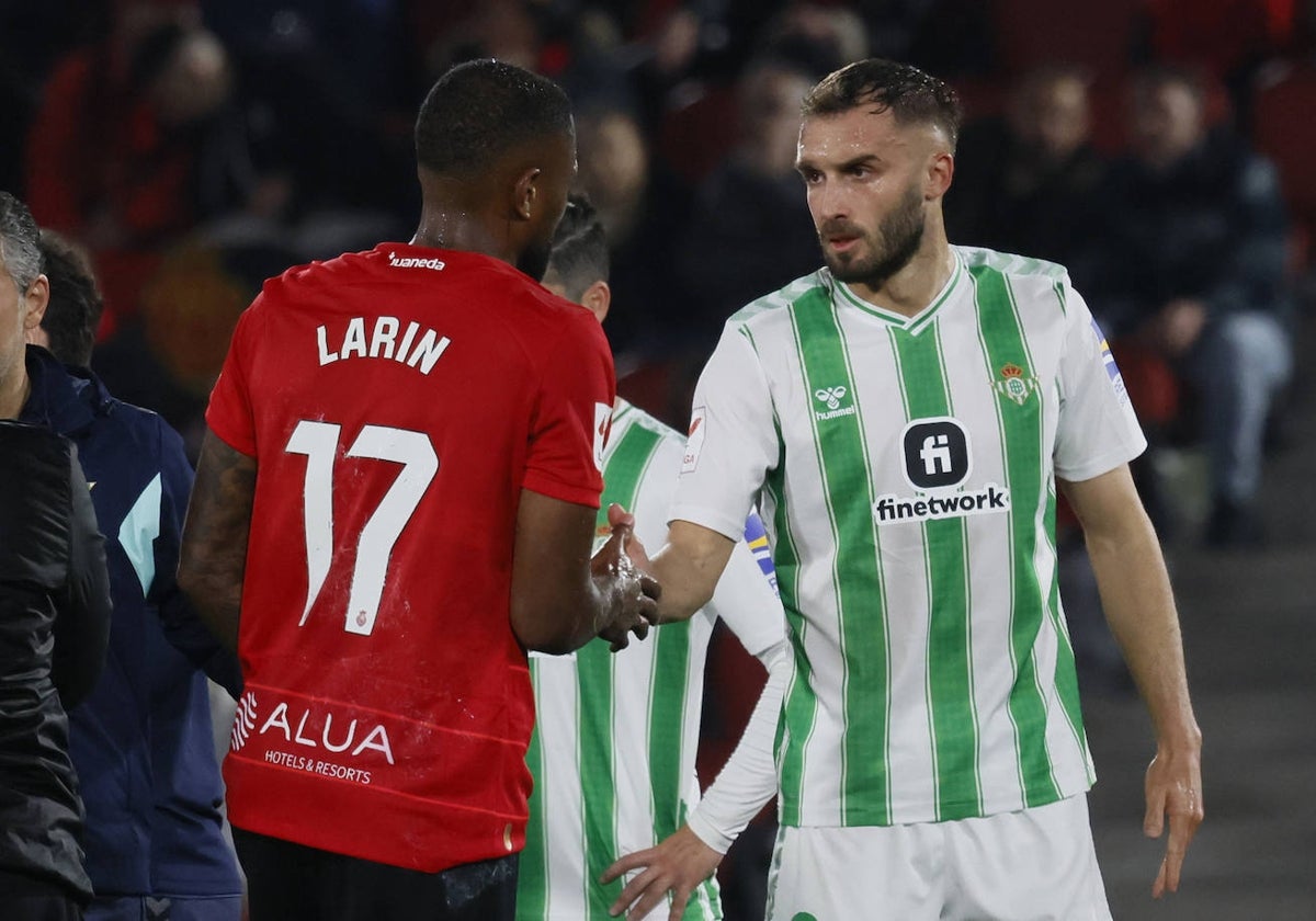 Pezzella y Larin se saludan durante el Mallorca - Betis