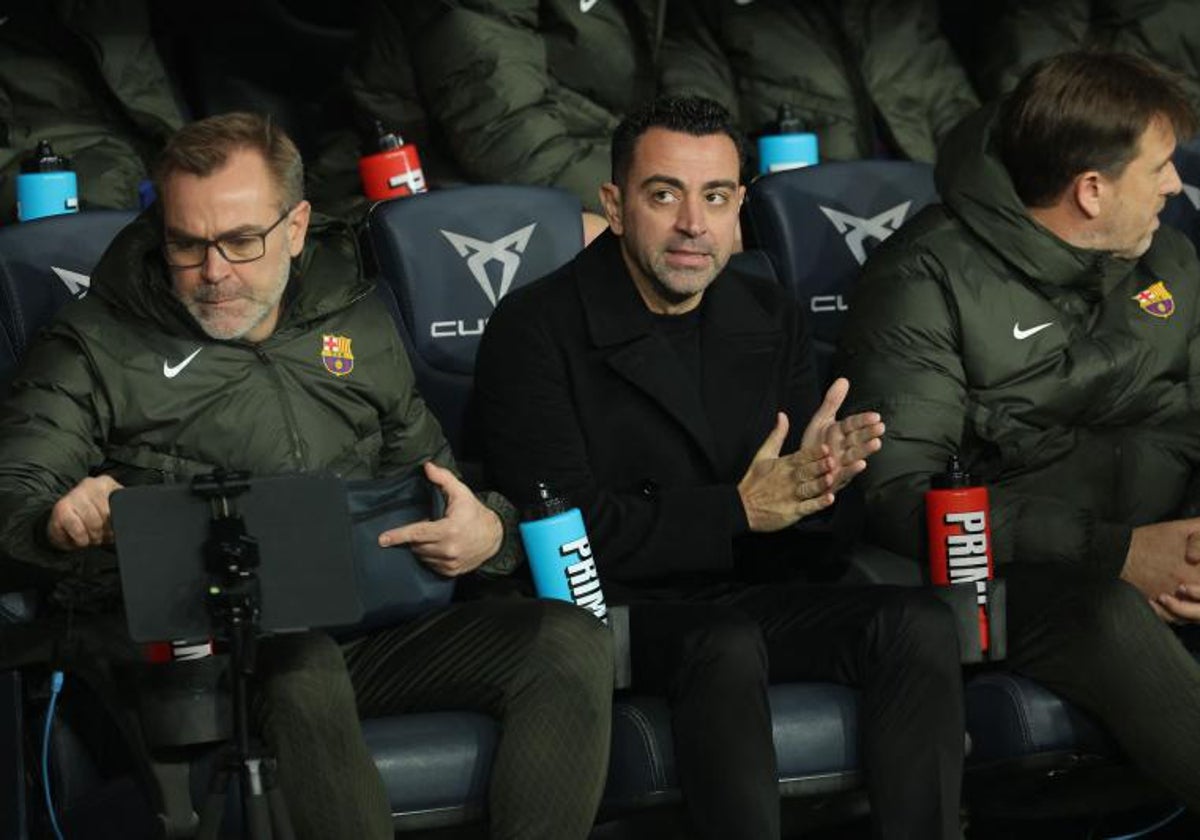 Xavi, en el banquillo con parte de su staff