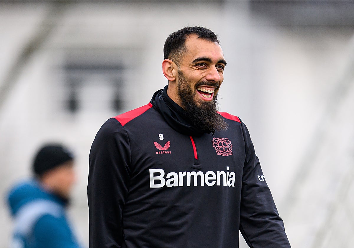 Borja Iglesias, durante un entrenamiento con el Bayer Leverkusen