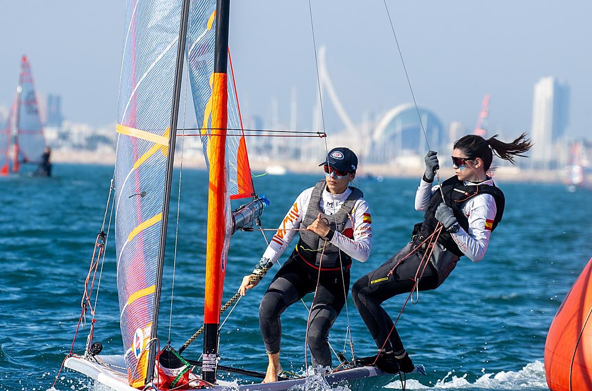 Sara e Isa Momplet lideran la flota 29er en aguas de Valencia