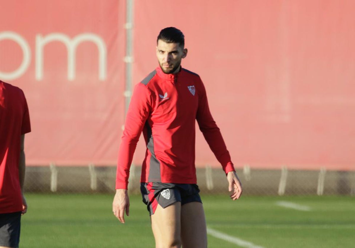 Rafa Mir, en un entrenamiento con el Sevilla