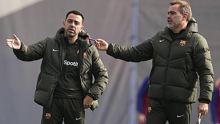 Xavi, con su segundo y hermano, en un entrenamiento del Barça