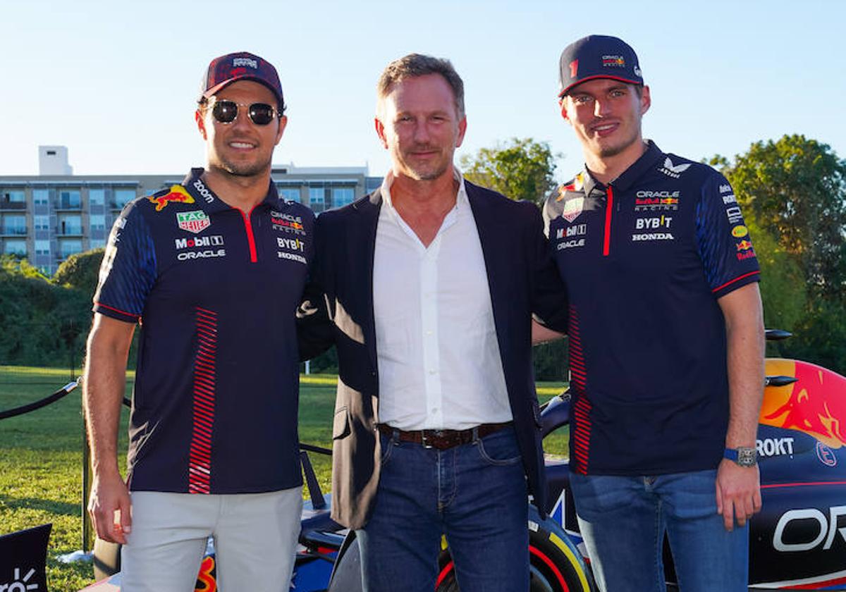 Christian Horner, entre sus pilotos Sergio Pérez y Max Verstappen