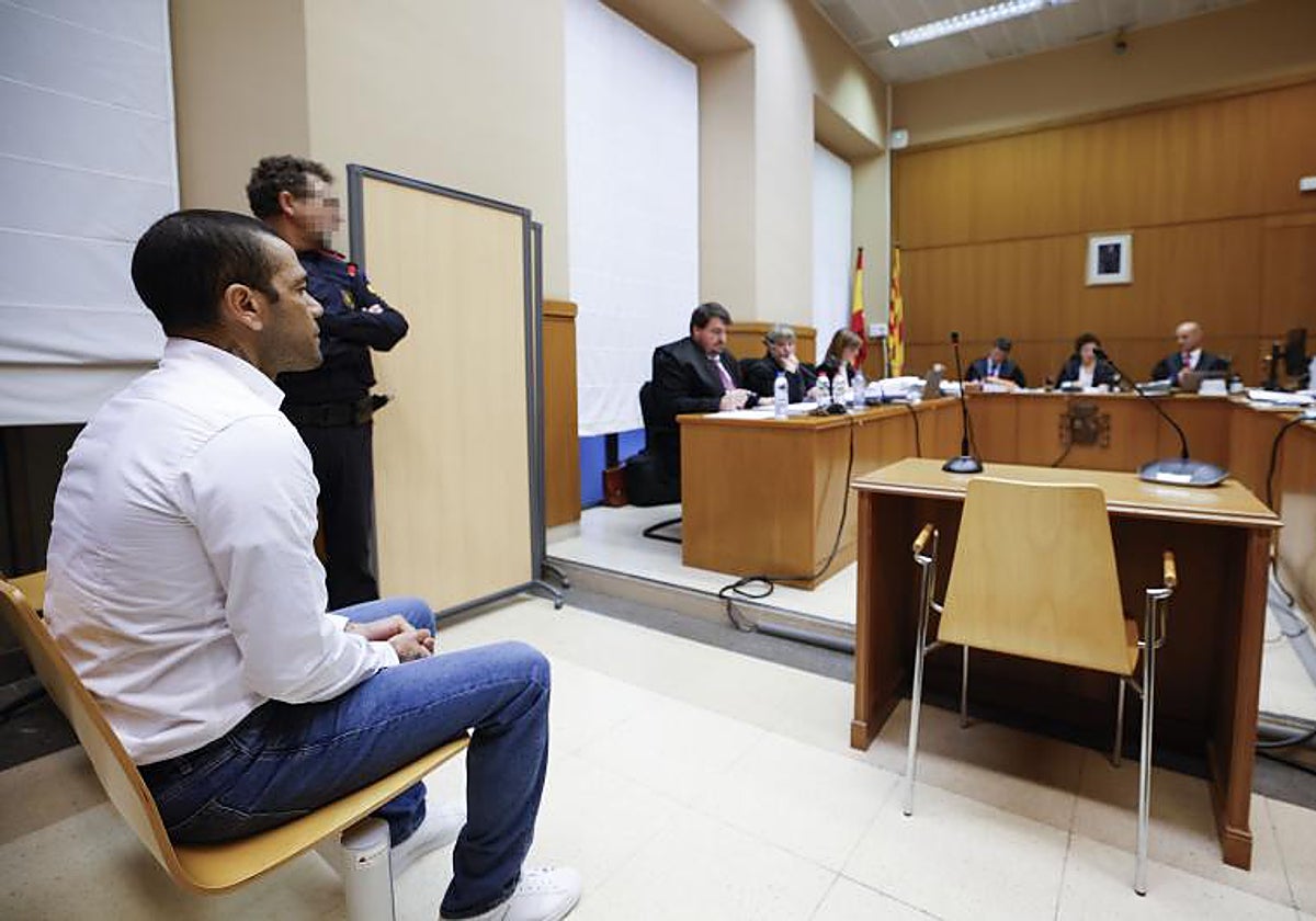Dani Alves, durante la primera sesión del juicio por agresión sexual, en la Audiencia de Barcelona