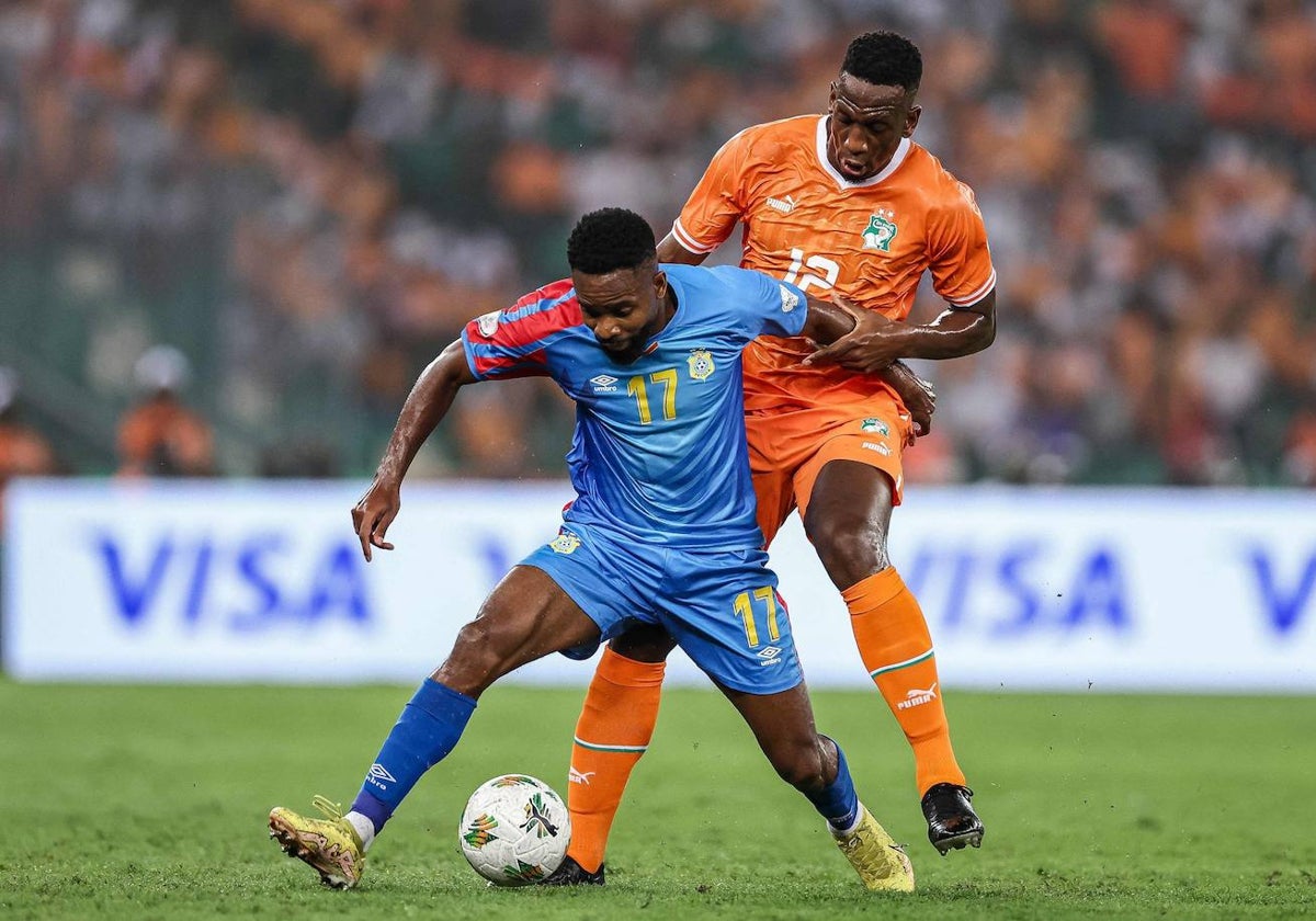 Bakambu disputa un balón durante el Costa de Marfil-R. D. Congo de semifinales de la Copa de África