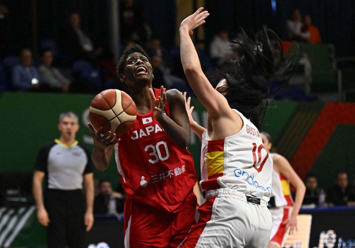 La japonesa Mawuli intenta anotar ante Gustafson