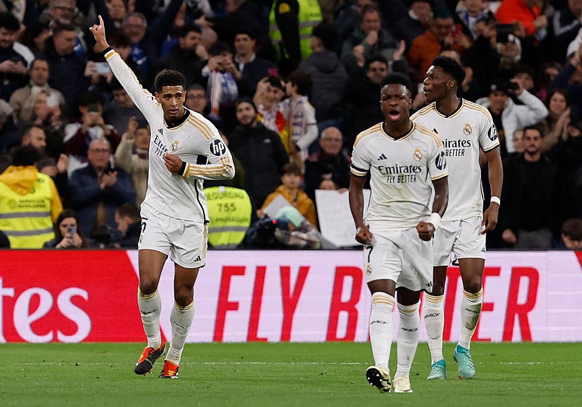 Bellingham, Vinicius y Tchouaméni celebran el gol del Real Madrid