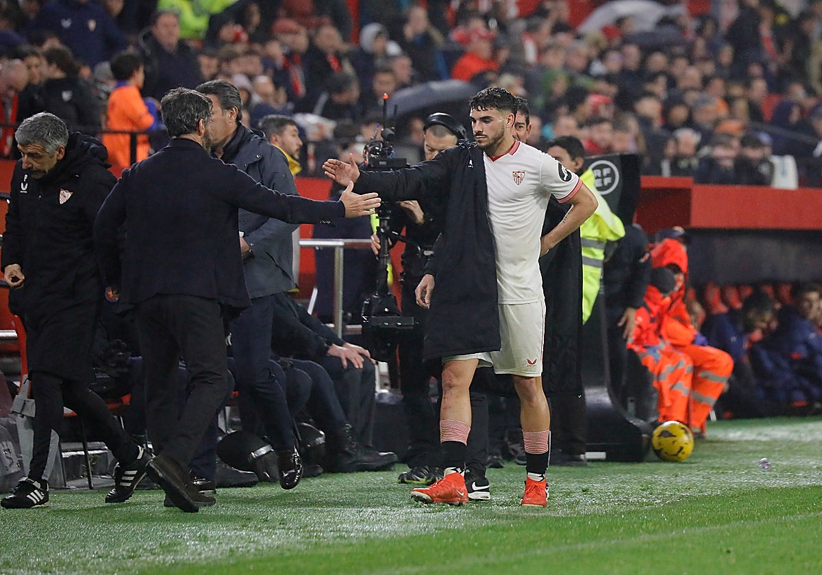 Quique Sánchez Flores saluda a Isaac en la banda del Ramón Sánchez-Pizjuán