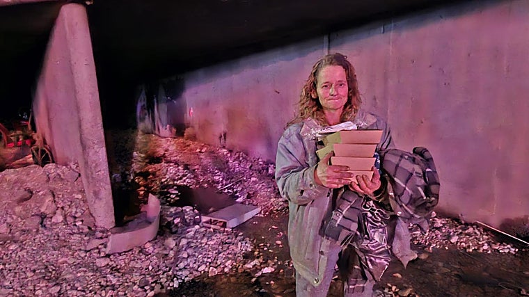 Beverly, con cajas de raciones de comida a la entrada del túnel