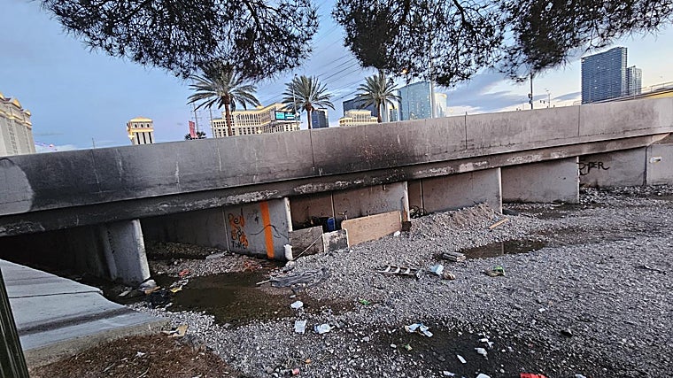 Entrada a los túneles. De fondo se pueden ver varios hoteles y casinos de Las Vegas