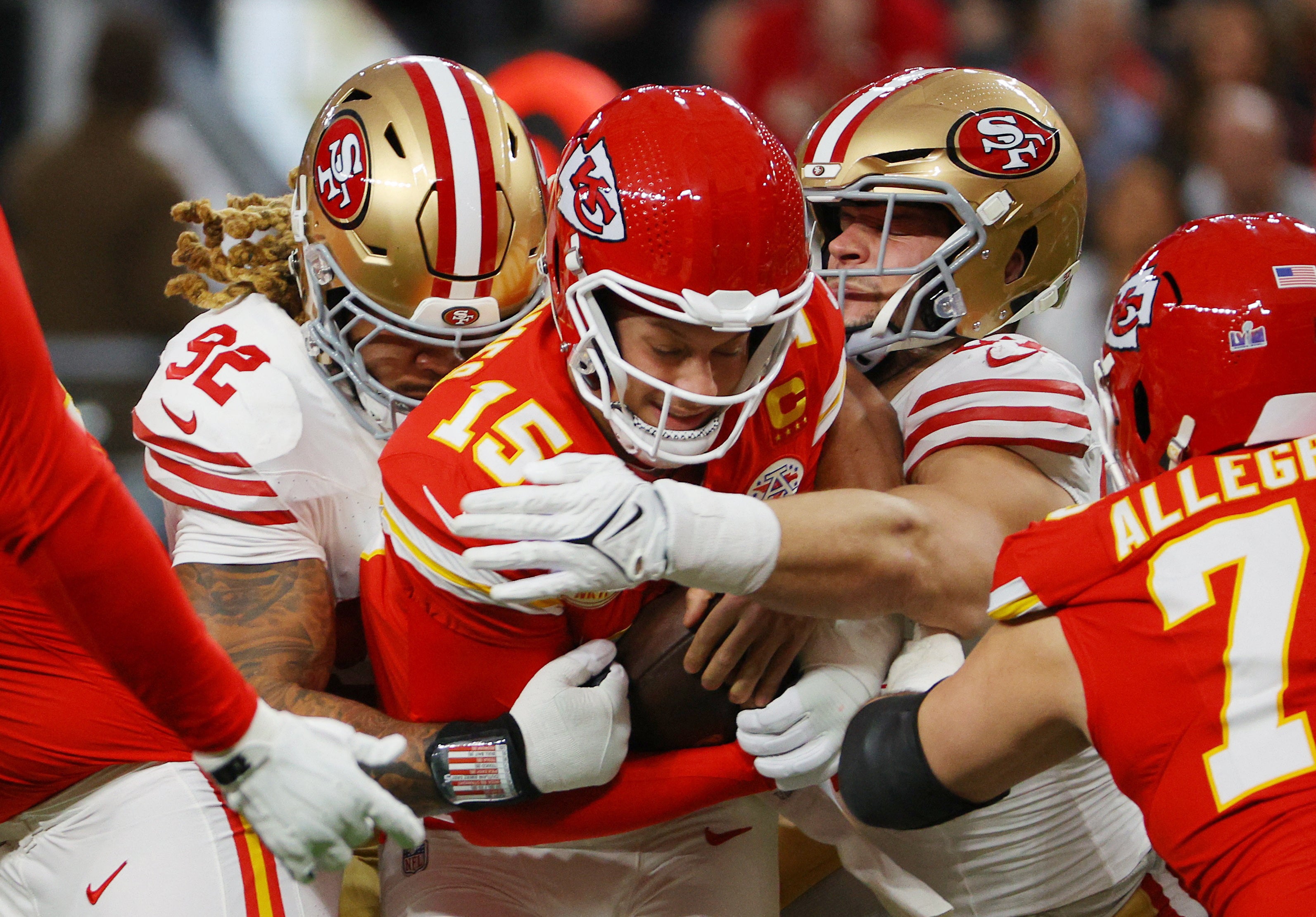 La Super Bowl, en imágenes: las mejores jugadas, el espectáculo de Usher, las reacciones de Taylor Swift y un espontáneo que ha saltado al campo