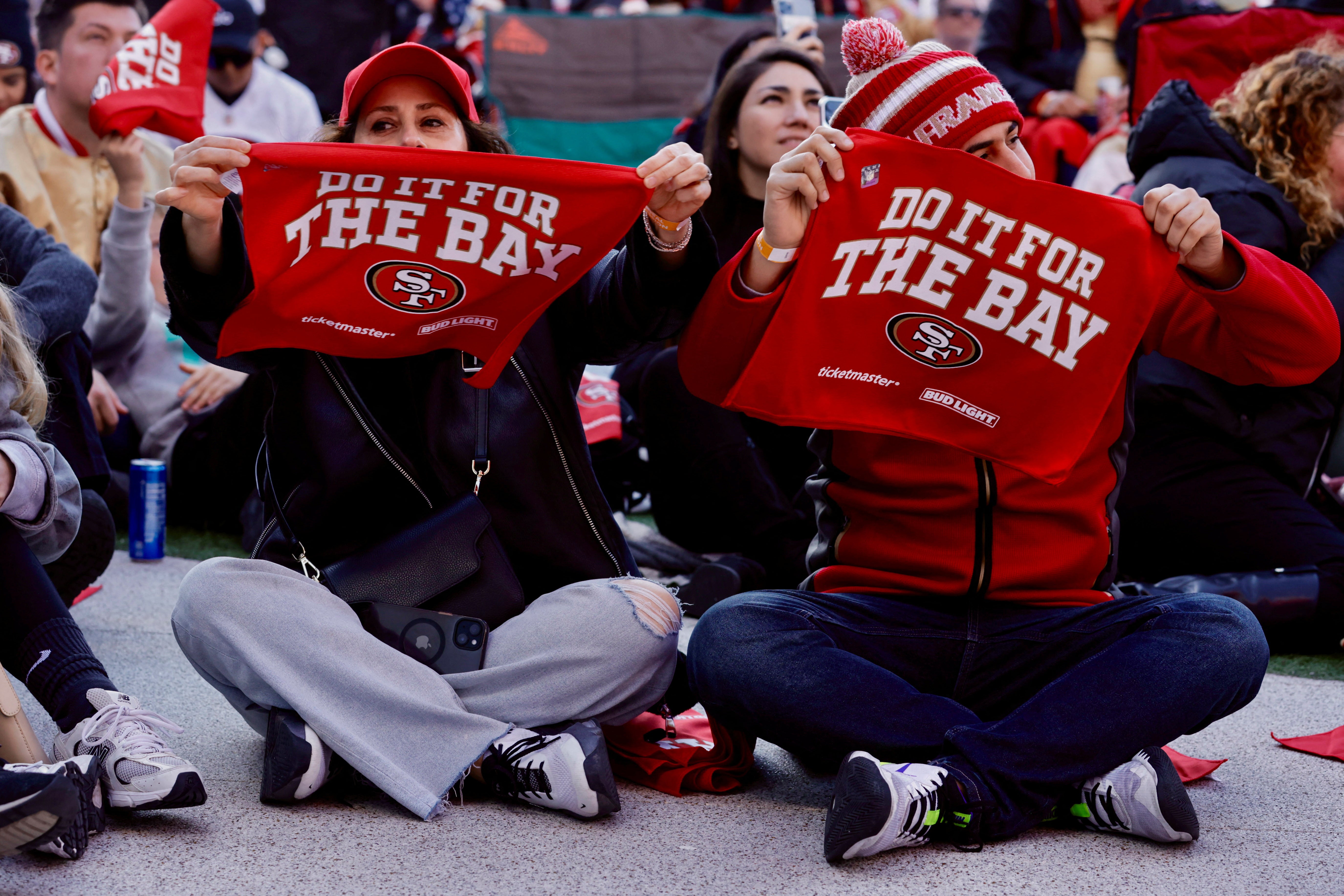 La Super Bowl, en imágenes: las mejores jugadas, el espectáculo de Usher, las reacciones de Taylor Swift y un espontáneo que ha saltado al campo
