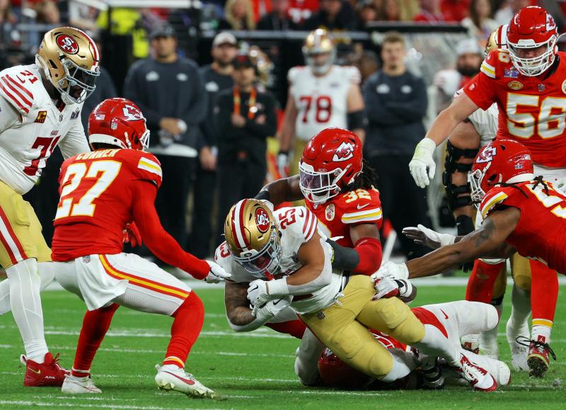 La Super Bowl, en imágenes: las mejores jugadas, el espectáculo de Usher, las reacciones de Taylor Swift y un espontáneo que ha saltado al campo