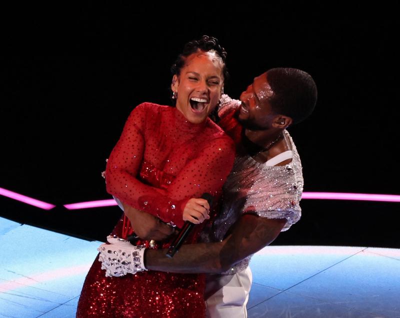 La Super Bowl, en imágenes: las mejores jugadas, el espectáculo de Usher, las reacciones de Taylor Swift y un espontáneo que ha saltado al campo