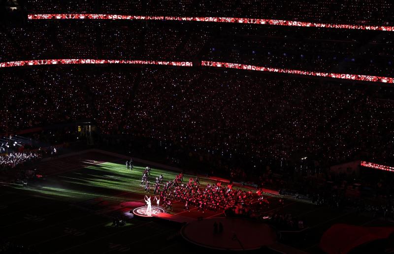 La Super Bowl, en imágenes: las mejores jugadas, el espectáculo de Usher, las reacciones de Taylor Swift y un espontáneo que ha saltado al campo
