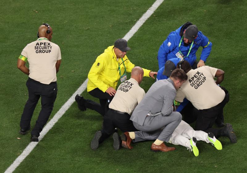 La Super Bowl, en imágenes: las mejores jugadas, el espectáculo de Usher, las reacciones de Taylor Swift y un espontáneo que ha saltado al campo