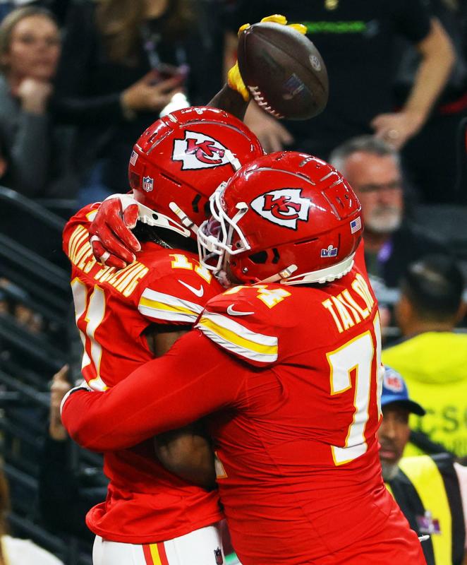 La Super Bowl, en imágenes: las mejores jugadas, el espectáculo de Usher, las reacciones de Taylor Swift y un espontáneo que ha saltado al campo