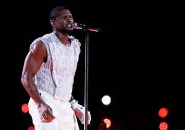 Usher brilla en un frenético intermedio de la Super Bowl junto a numerosas estrellas invitadas