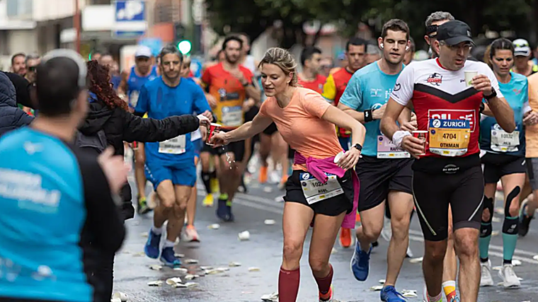 Una buena hidratación es clave durante el transcurso del Zurich Maratón de Sevilla