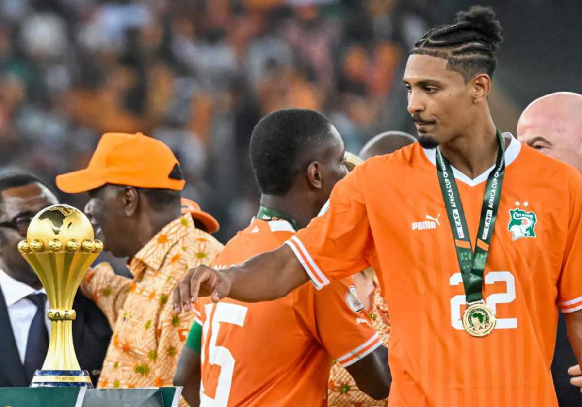 Sebastian Haller, autor del gol decisivo en la final, observa el trofeo de la Copa África