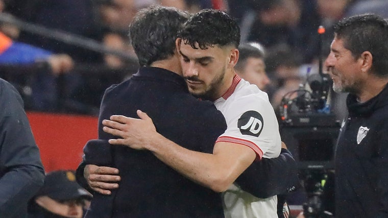 Isaac se abraza a Quique Sánchez Flores en el duelo Sevilla-Atlético