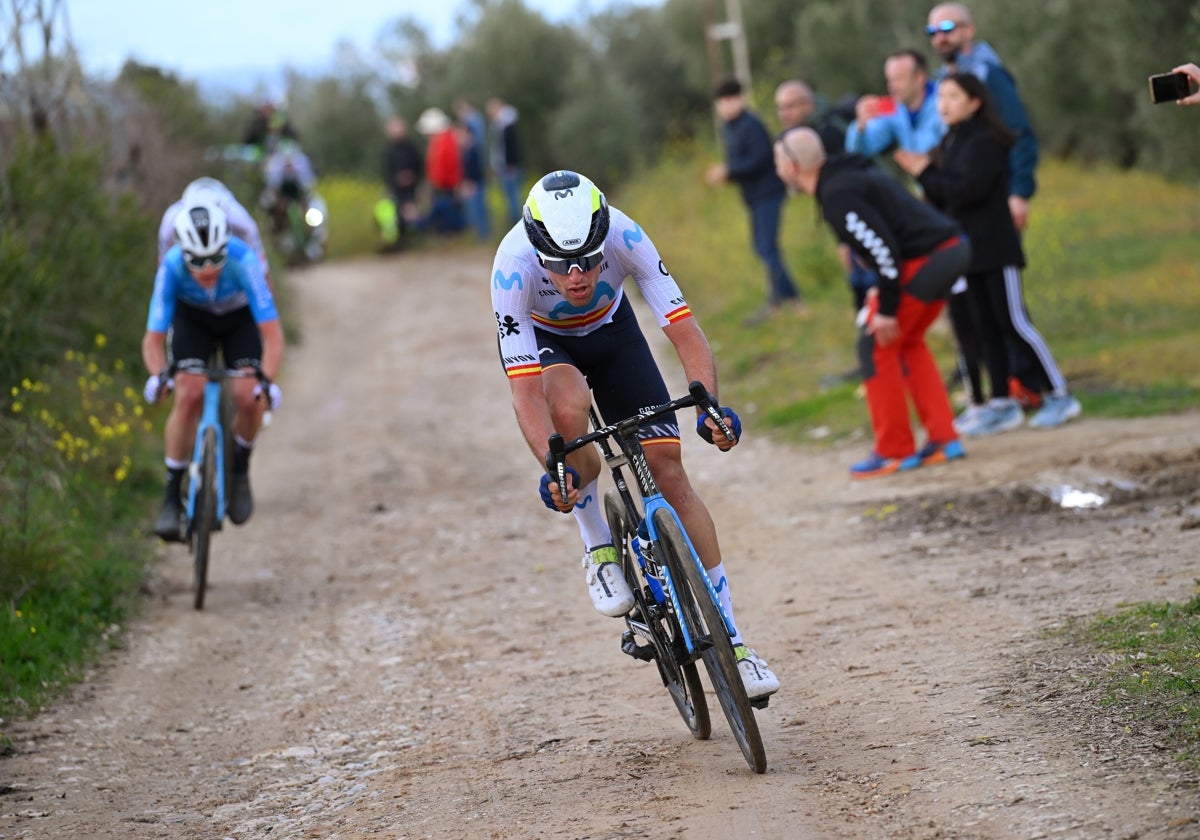 Oier Lazkano por los caminos de tierra de la Clásica de Jaén
