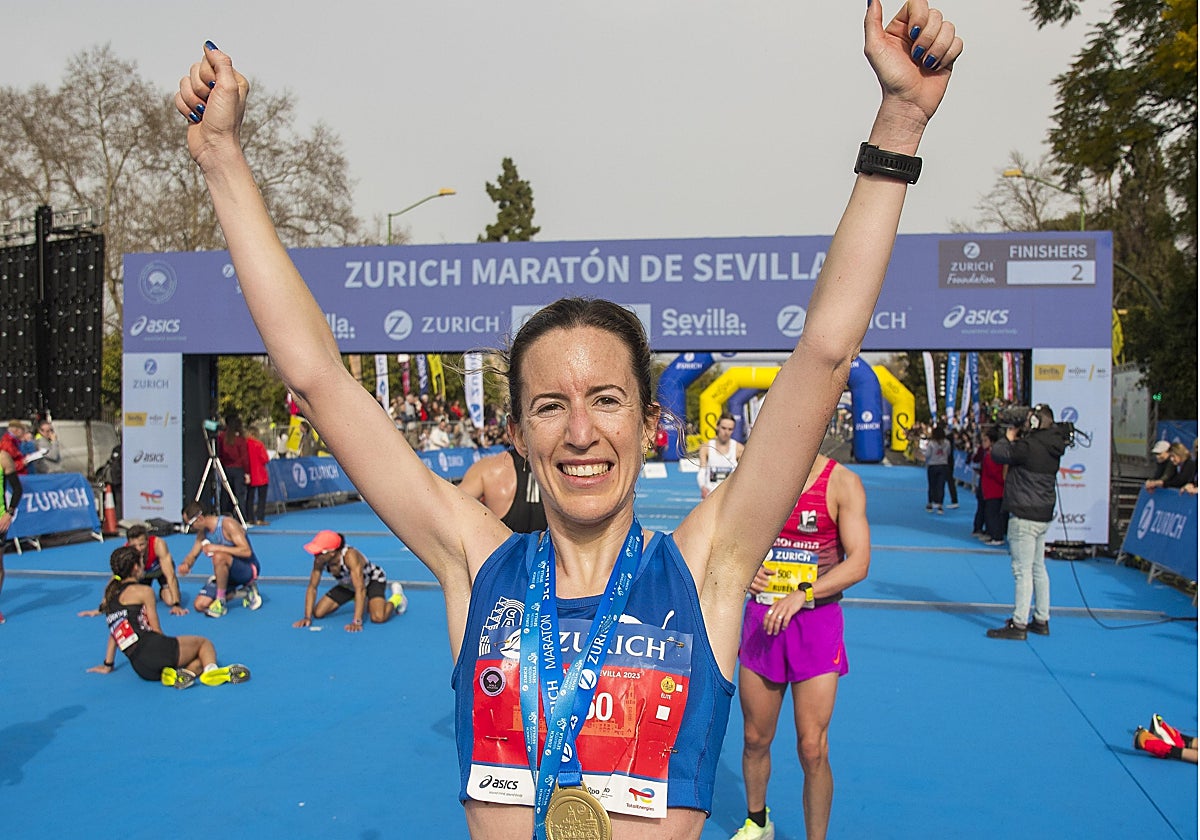 Meritxell Soler, feliz tras acabar el Zurich Maratón Sevilla 2023, su debut en los 42 kilómetros