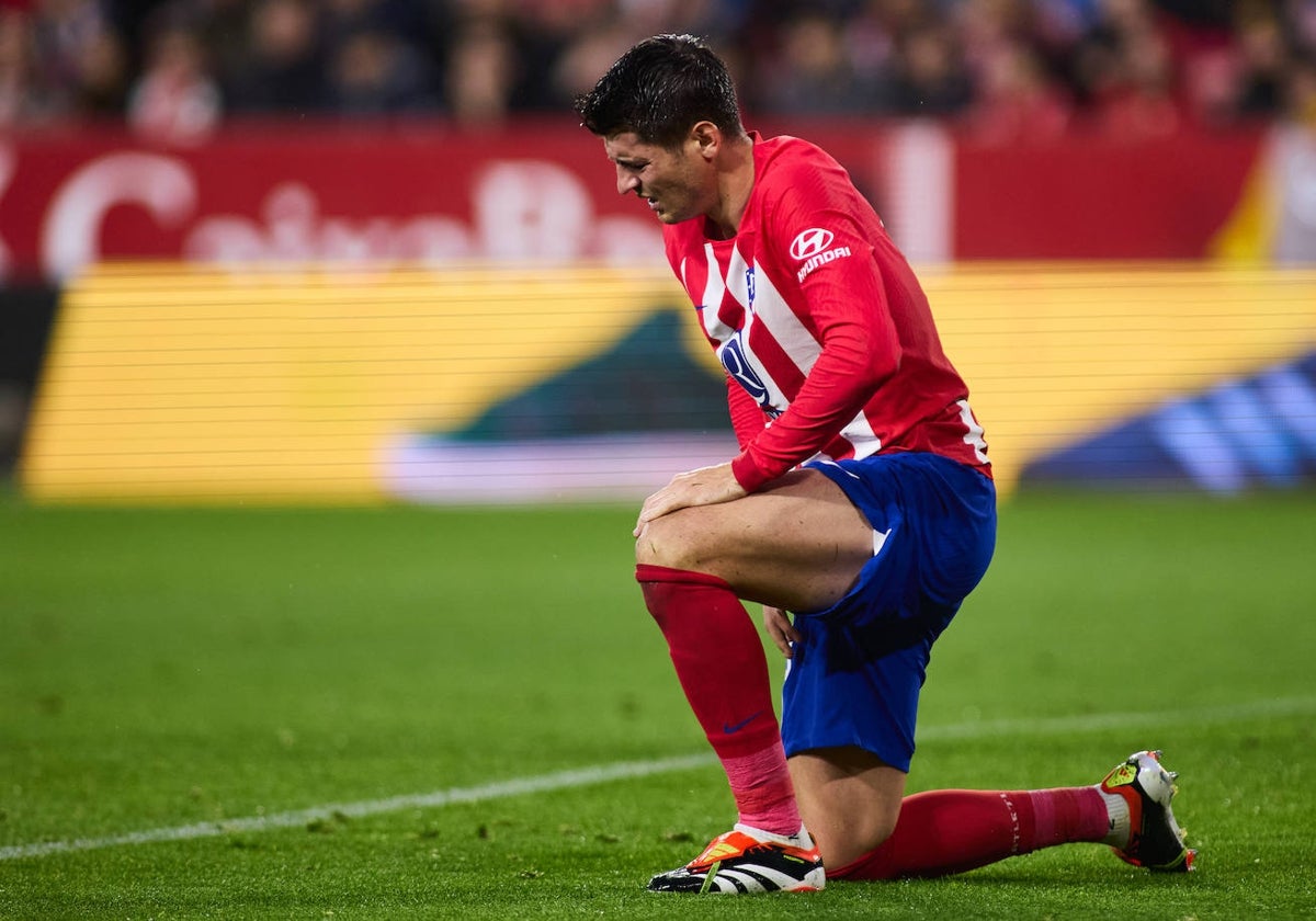 Morata se duele de la rodilla en el estadio Pizjuán durante el Sevilla-Atlético