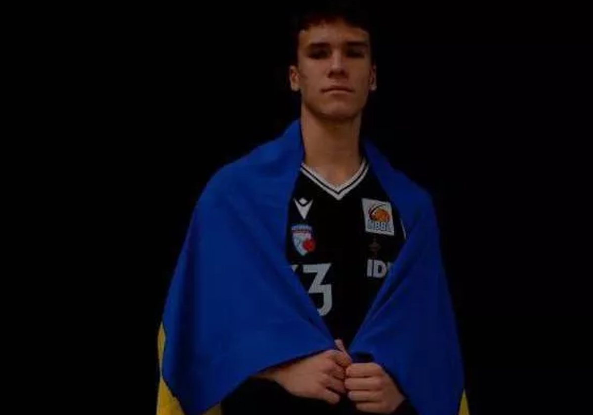 Yermakov, con el uniforme de su club y la bandera de su país