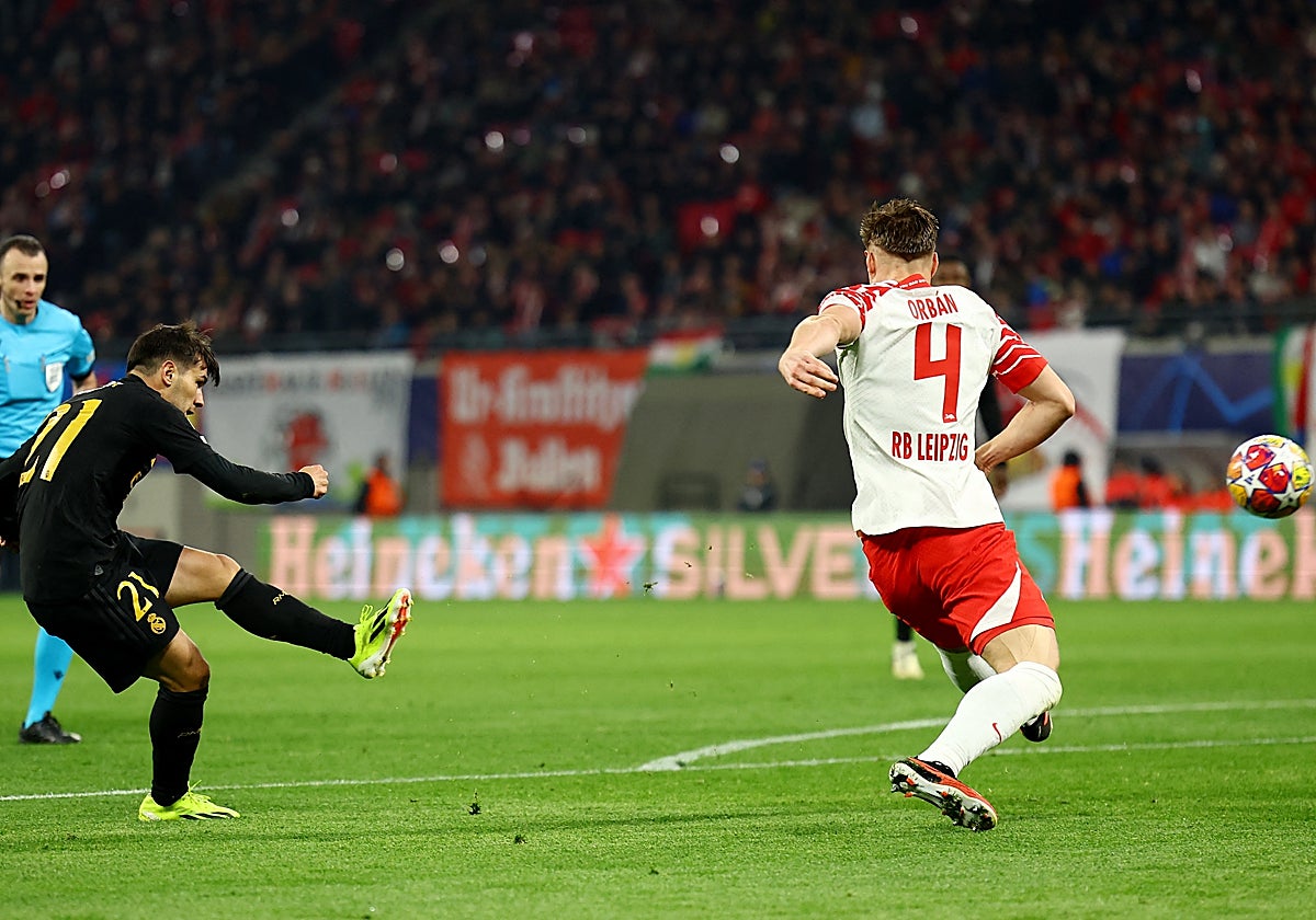 Lanzamiento con el que Brahim abría el marcador en el Leipzig - Real Madrid