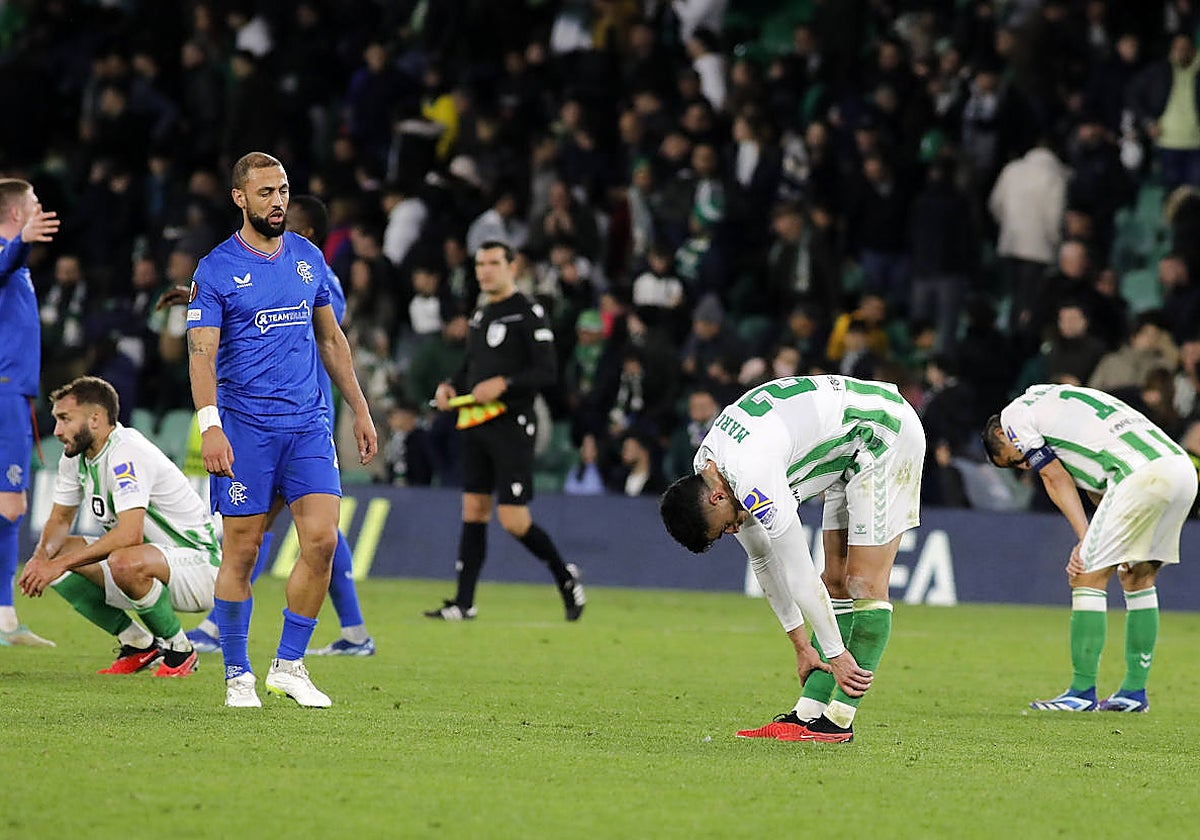 Pezzella, Marc Roca y Guardado se lamentan la derrota ante el Rangers que significó la eliminación de la Europa League