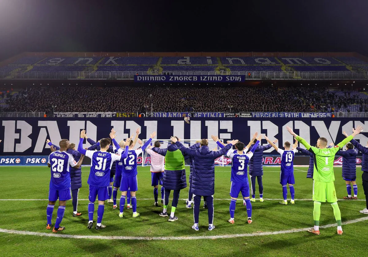 Los jugadores del Dinamo de Zagreb saludan a sus aficionados tras un partido