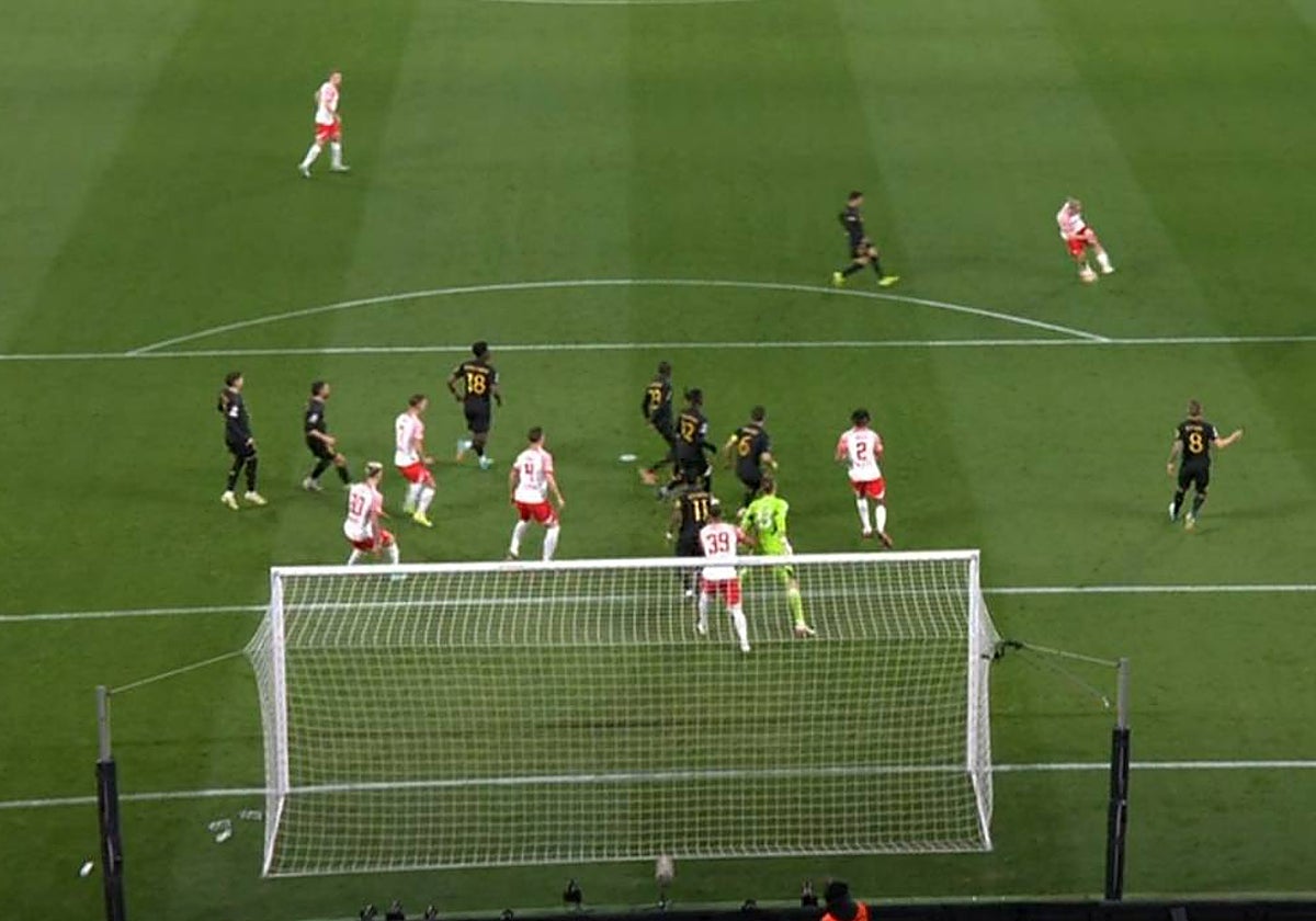 Momento en el que la pelota sale del pie del tirador