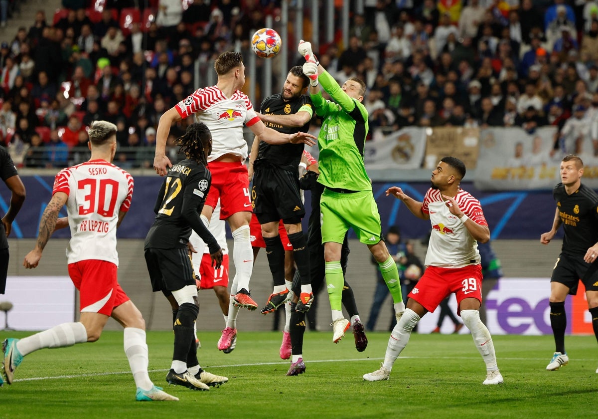 Lunin, durante una acción en el RB Arena