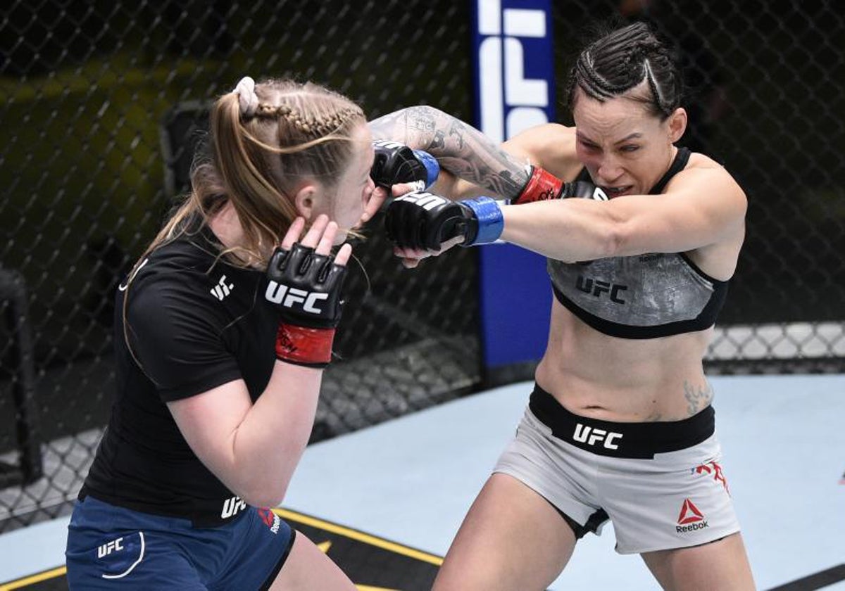 Dos peleadoras intercambian golpes durante un Fight Night