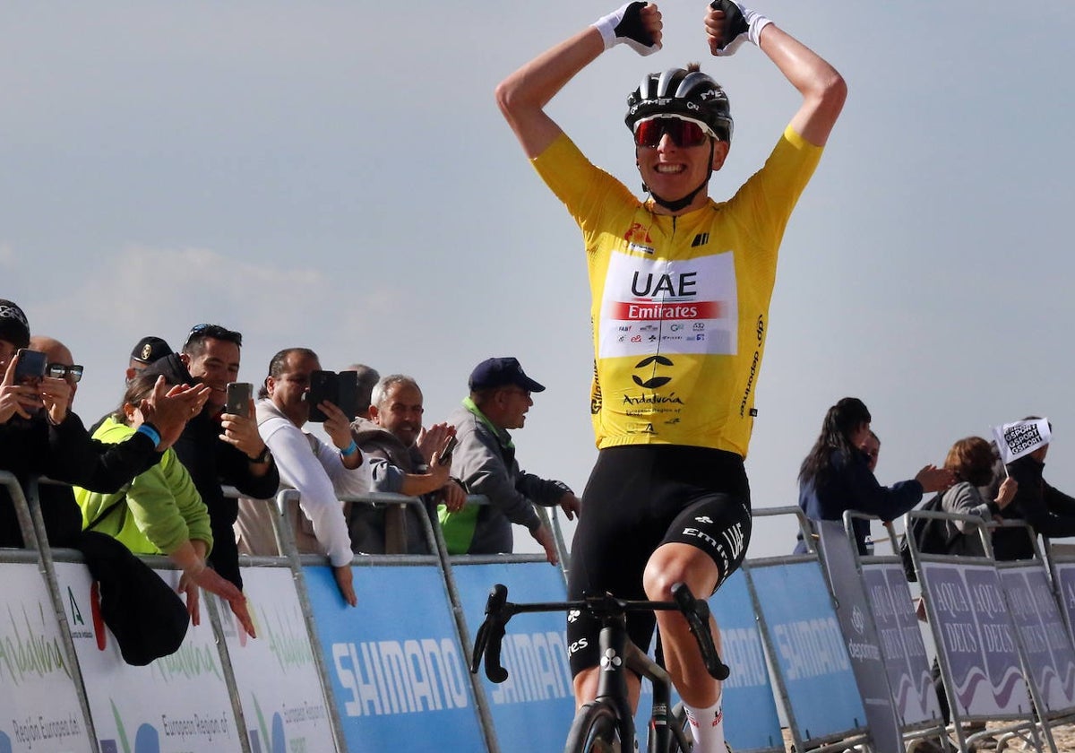 Pogacar celebra su triunfo en una etapa de la Vuelta Ciclista a Andalucía 2023