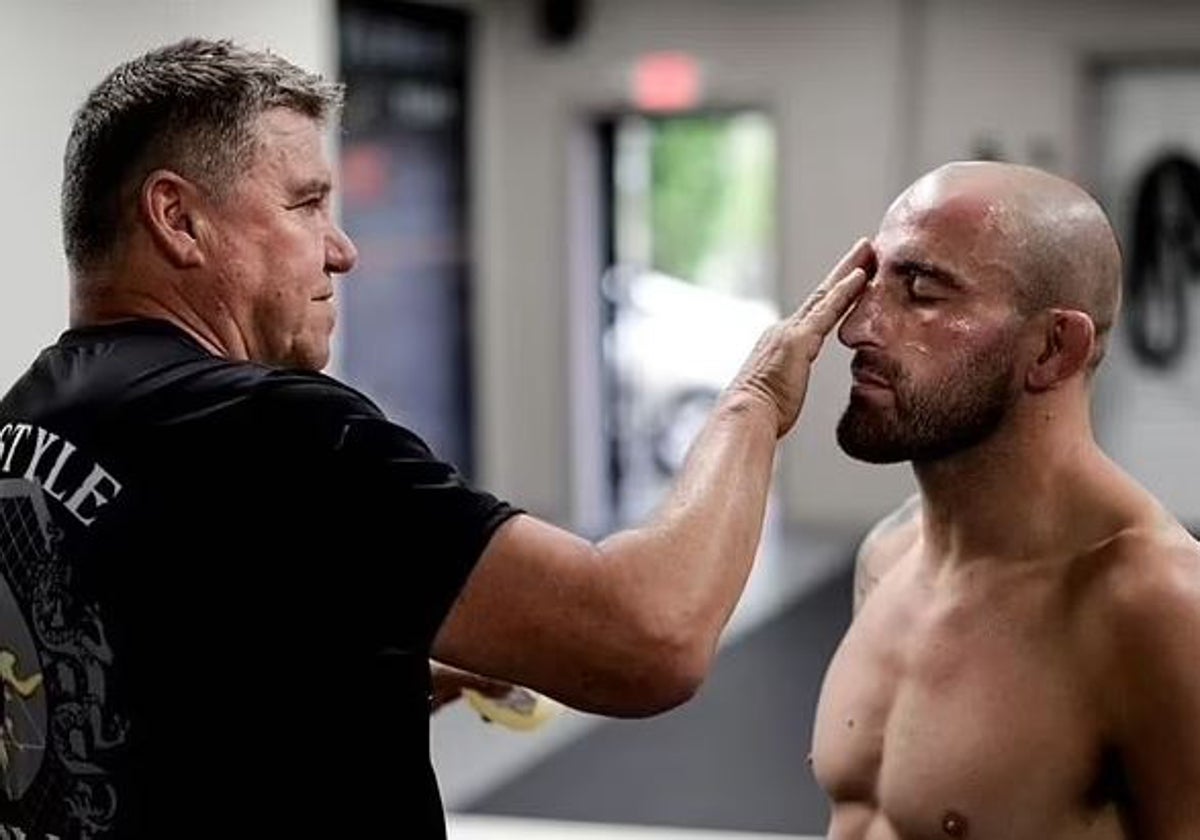Joe López aplica vaselina sobre el rostro de Volkanovski