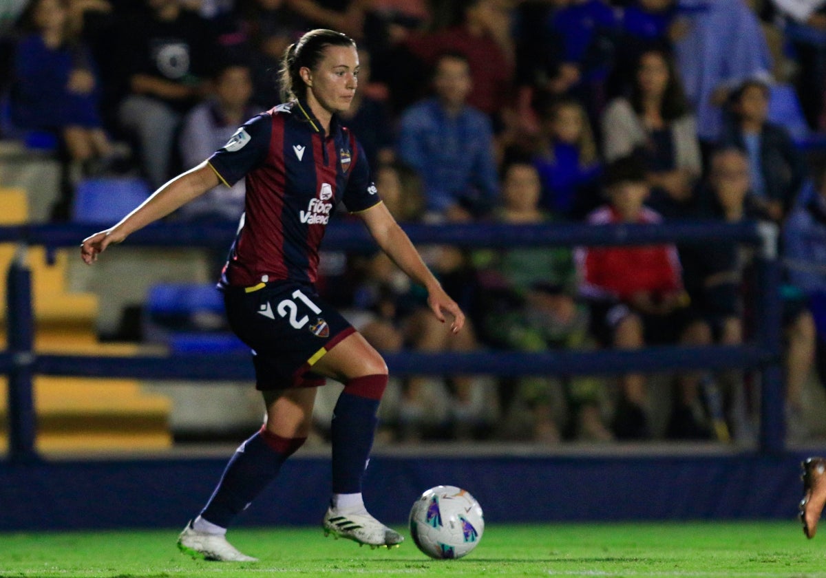 Anna Torrodà durante un partido con el Levante