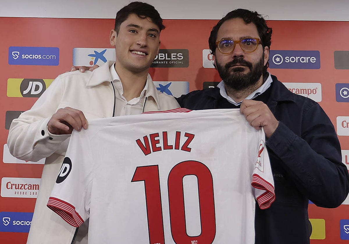 Alejo Véliz, junto a Víctor Orta, el día de su presentación como nuevo jugador del Sevilla