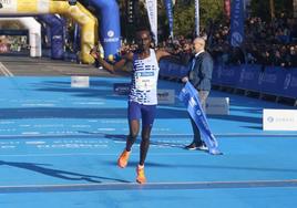 Deresa Geleta gana y pulveriza el récord del Zurich Maratón de Sevilla