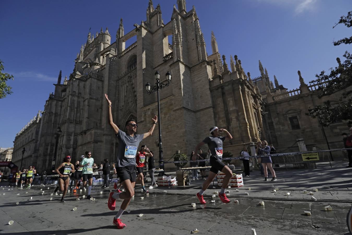 Corredores por el centro histórico de Sevilla