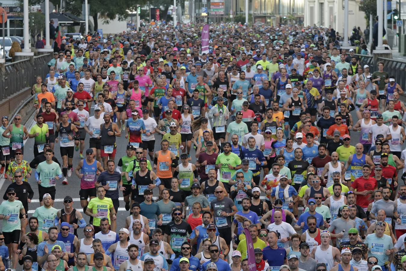 Corredores por el centro histórico de Sevilla