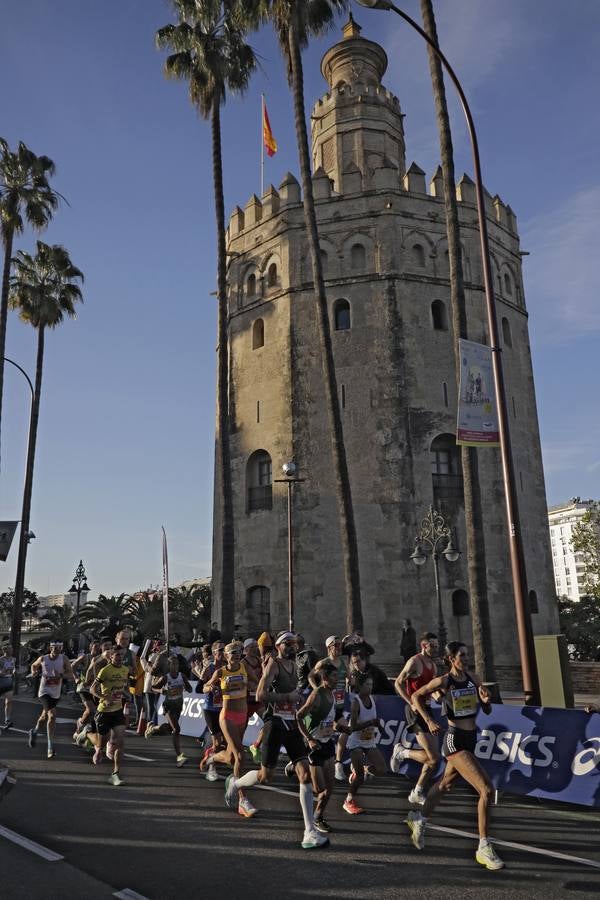 Corredores por el centro histórico de Sevilla