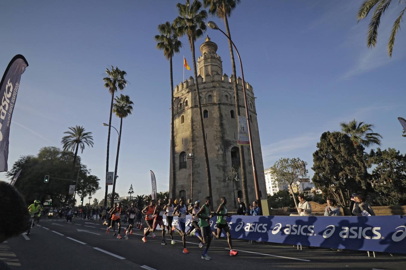 Corredores por el centro histórico de Sevilla