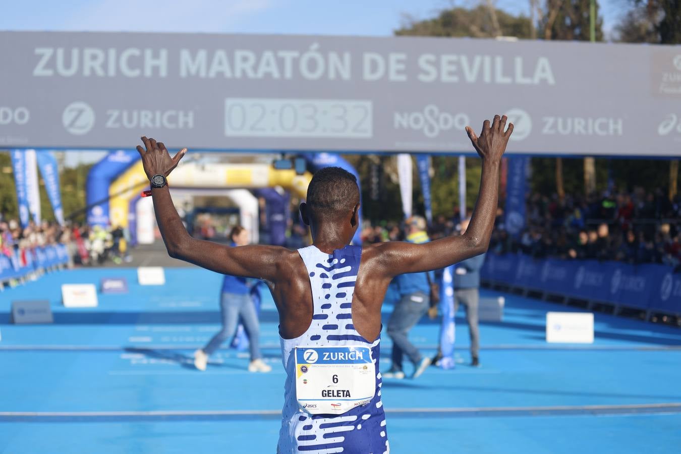 Corredores llegando a la meta del maratón