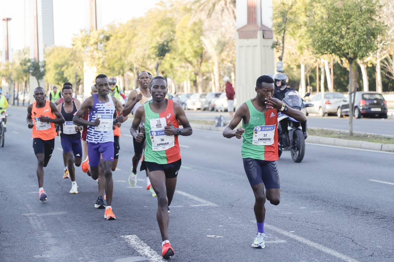 Corredores del maratón por Barqueta y Torneo