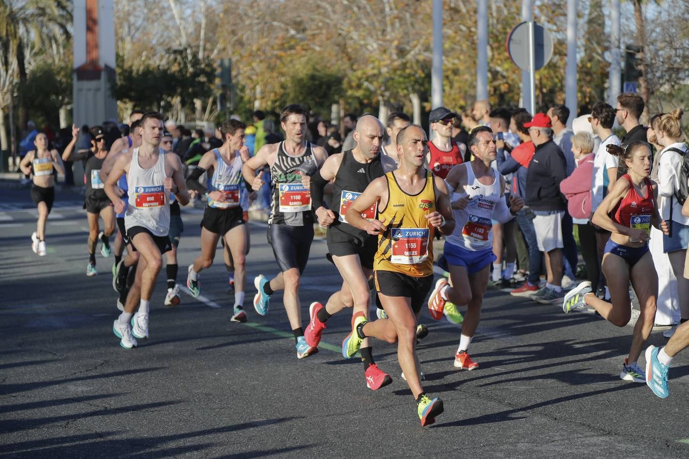 Corredores del maratón a su paso por el puente de la Barqueta